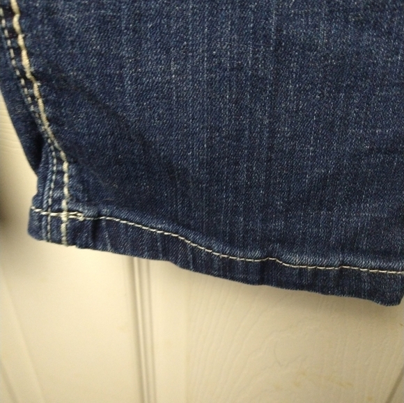 Maurices original dark wash denim capris zip button close. Size 5/6 - Picture 8 of 12